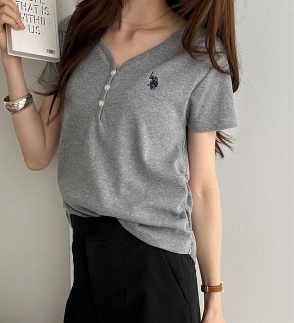 GeeRA（ジーラ）の「【U.S. POLO ASSN.】接触冷感Vネックヘンリーリブカットソー（カットソー）」｜詳細画像