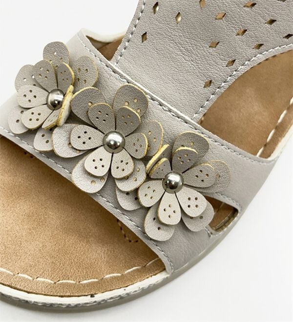 BELLUNA（ベルーナ）の「幅広柔らか素材のフラワーサンダル（サンダル・ミュール）」｜詳細画像