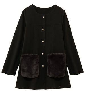 alotta（アロッタ）の「ファーポケット付き上品ノーカラーコート（ロングコート）」｜ブラック