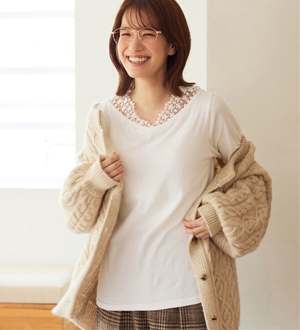 Viola e Viola（ヴィオラ エ ヴィオラ）の「あったか綿衿見せレーストップス【吸湿発熱&times;静電気防止】（カットソー）」｜詳細画像