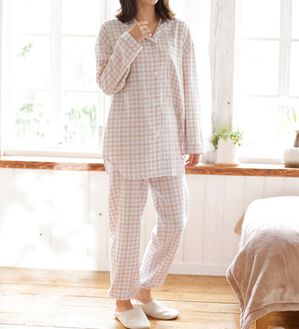 LAVIENNE（ラヴィエンヌ）の「綿１００％ふんわり暖か微起毛パジャマ（パジャマ・ルームウェア）」｜ベージュギンガムチェック