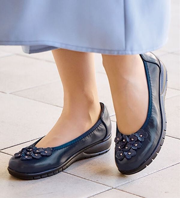 BELLUNA（ベルーナ）の「軽くて走れる羊革幅広パンプス（パンプス）」｜詳細画像