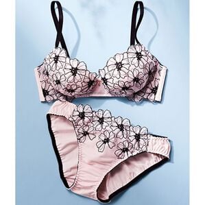 YU'NOW（ユナウ）の「ぷるるん谷間のノンワイヤーブラ＆ショーツセット（ブラジャー＆ショーツセット）」｜ピンク系線描きフラワーレース