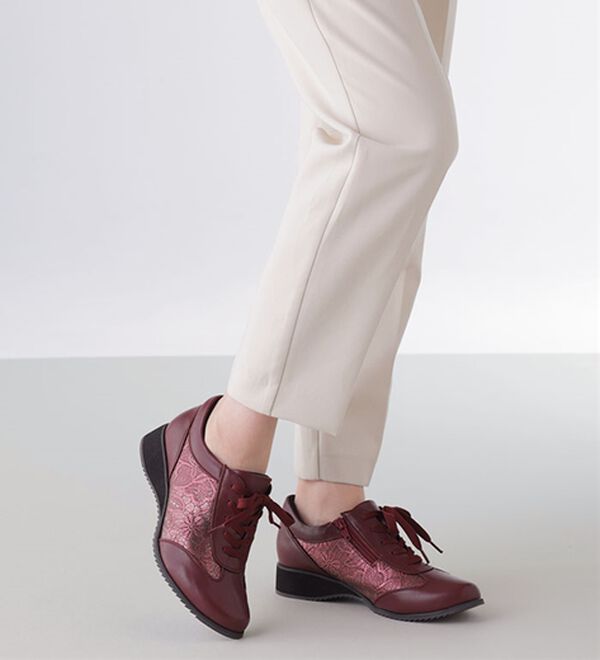 ルフラン（ルフラン）の「ほっそり見え！５Ｅ花柄型押しウォーキングシューズ（スニーカー）」｜詳細画像