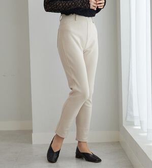 BELLUNA（ベルーナ）の「マシュマロみたいな裏ベロアなめらかストレッチパンツ（フルレングスパンツ）」｜アイボリー