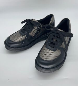 BELLUNA（ベルーナ）の「４Ｅアウトステッチ配色レザースニーカー（スニーカー）」｜ブラック／ガンメタ