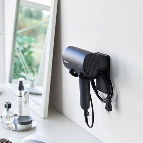 iellio（イエリオ）の「タワー　ウォール角度調節ドライヤーホルダー＜ｔｏｗｅｒ山崎実業＞（洗面用品）」｜ブラック