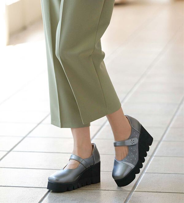 BELLUNA（ベルーナ）の「４Ｅ異素材使い甲ベルト付美脚シューズ（パンプス）」｜詳細画像