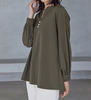 RANAN（ラナン）の「3つの機能付！パール調ボタン付スキッパーブラウス（ブラウス）」｜カーキ