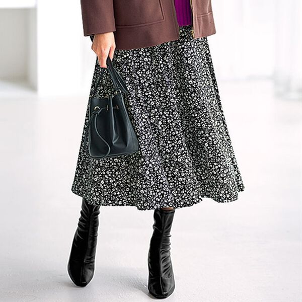 BELLUNA（ベルーナ）の「華やぎプリントフレアースカート（ロングスカート）」｜黒系小花