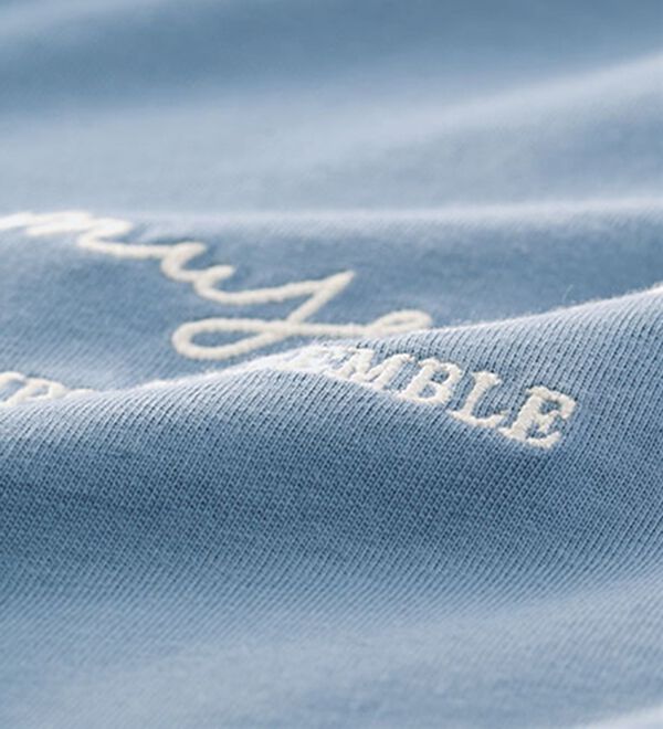 BELLUNA（ベルーナ）の「刺しゅうロゴ使いハイネックプルオーバー（カットソー）」｜詳細画像