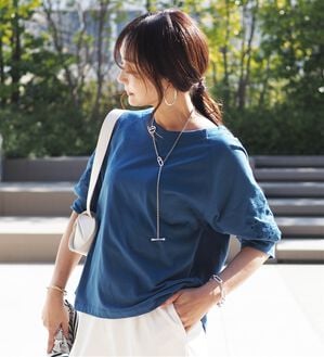 BELLUNA（ベルーナ）の「袖刺しゅうデザインＶネックプルオーバー（カットソー）」｜詳細画像