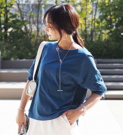 BELLUNA（ベルーナ）の「袖刺しゅうデザインＶネックプルオーバー（カットソー）」