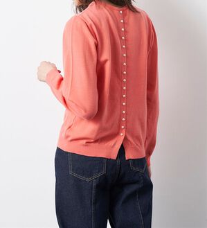 RANAN（ラナン）の「バックパール調ボタンニットプルオーバー（ニット・セーター）」｜コーラル