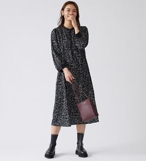 BELLUNA（ベルーナ）の「ビンテージ柄ピンタック使いワンピース（その他ワンピース）」｜黒系小花柄