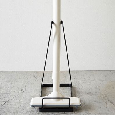 iellio（イエリオ）の「タワー　スティッククリーナースタンド　＜ｔｏｗｅｒ　山崎実業＞（掃除用品）」