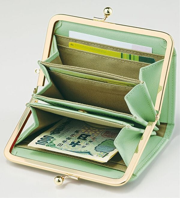 BELLUNA（ベルーナ）の「＜スヌーピー＞牛革がま口ミドル財布（財布・パスケース）」｜詳細画像