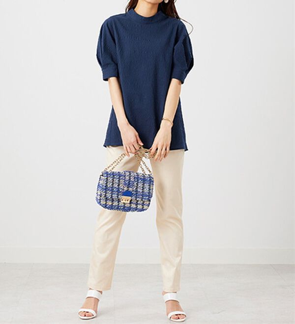 BELLUNA（ベルーナ）の「サッカー素材後ろボタンデザインブラウス（ブラウス）」｜詳細画像