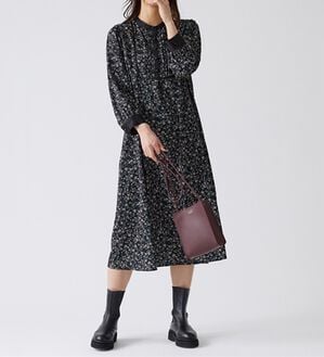 BELLUNA（ベルーナ）の「ビンテージ柄ピンタック使いワンピース（その他ワンピース）」｜黒系小花柄