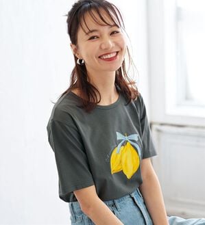 BELLUNA（ベルーナ）の「綿１００％プリントＴシャツ（Tシャツ）」｜チャコール・レモン