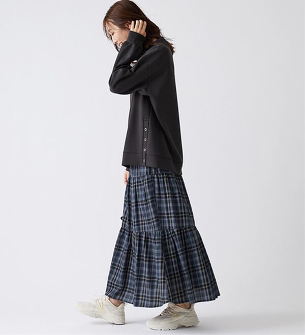 BELLUNA（ベルーナ）の「裾ボタン使いスタンドネックプルオーバー（カットソー）」｜詳細画像