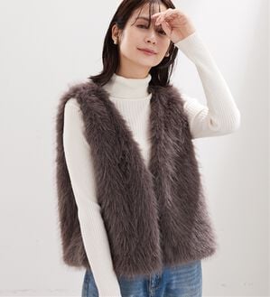 BELLUNA（ベルーナ）の「着映える！ショート丈もこもこファーベスト（ベスト）」｜チャコール