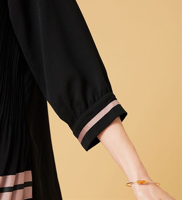 BELLUNA（ベルーナ）の「【Ｌａｇｒｉｌｕａ】配色ライン使いプリーツブラウス（ブラウス）」｜詳細画像