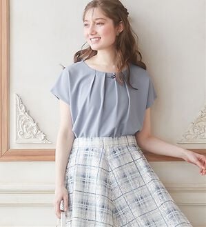 alotta（アロッタ）の「【４つの機能付】メタルパーツ付タックブラウス（ブラウス）」｜ライトブルー