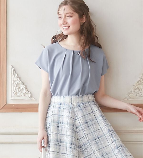 alotta（アロッタ）の「【４つの機能付】メタルパーツ付タックブラウス（ブラウス）」｜ライトブルー