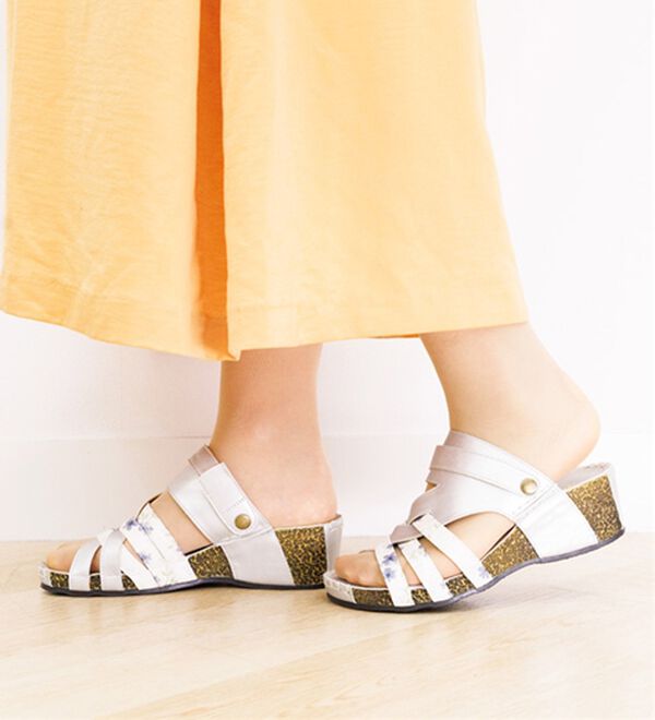 BELLUNA（ベルーナ）の「【３Ｅ／４Ｅ選べる】フットベットウェッジサンダル（サンダル・ミュール）」｜詳細画像