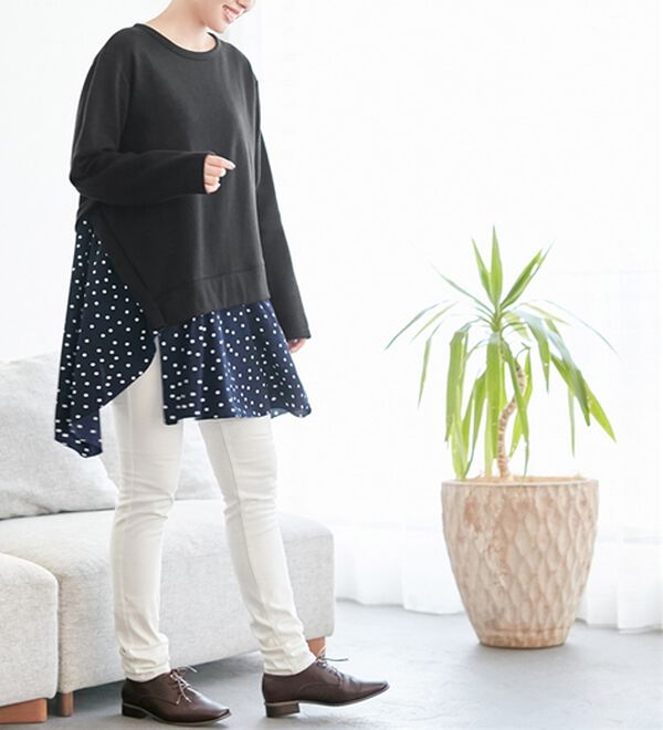 Viola e Viola（ヴィオラ エ ヴィオラ）の「裾切替フレアーアシメ裏起毛チュニック（チュニック）」｜ブラック系ネイビードット