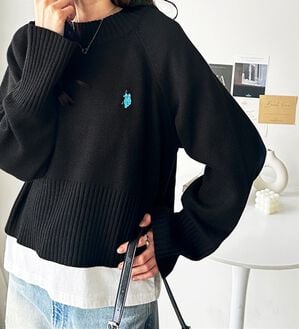GeeRA（ジーラ）の「【ＵＳ．ＰＯＬＯ　ＡＳＳＮ】ショート丈ニット（ニット・セーター）」｜ブラック