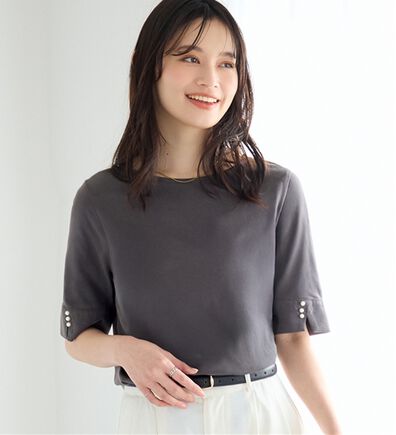 alotta（アロッタ）の「【選べる袖丈】柔らか綿混素材パール調ボタンＴシャツ（カットソー）」