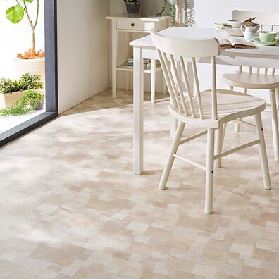 iellio（イエリオ）の「多機能クッションフロアシート＜簡単ロール式・フローリング調・防水・はっ水・日本製・抗菌・防カビ・防炎＞（カーペット）」