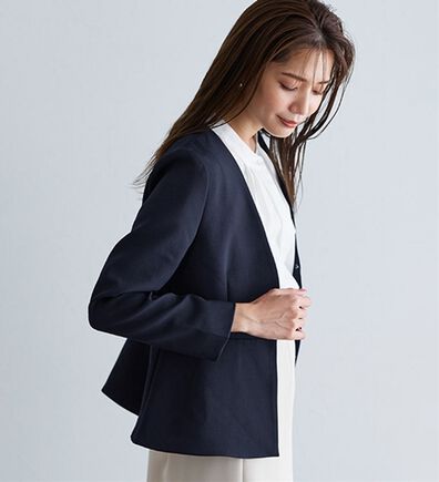 Pierrot（ピエロ）の「厚手ジョーゼット素材フレアジャケット（ノーカラージャケット）」