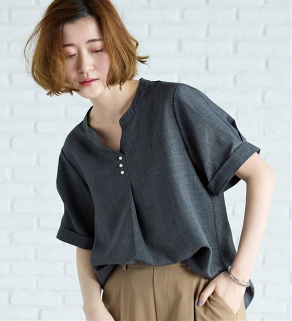 BELLUNA（ベルーナ）の「麻調合繊パール付タックデザインブラウス（ブラウス）」｜詳細画像