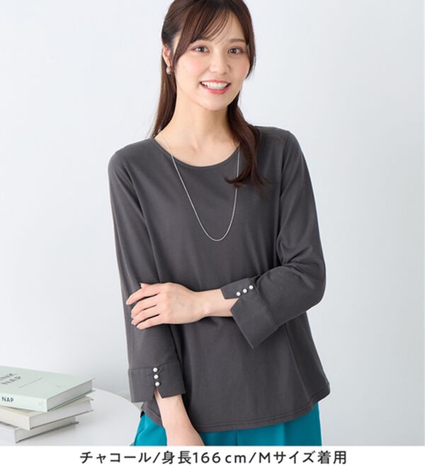 alotta（アロッタ）の「【８分袖新登場！】柔らか綿混素材パール調ボタンＴシャツ（カットソー）」｜詳細画像