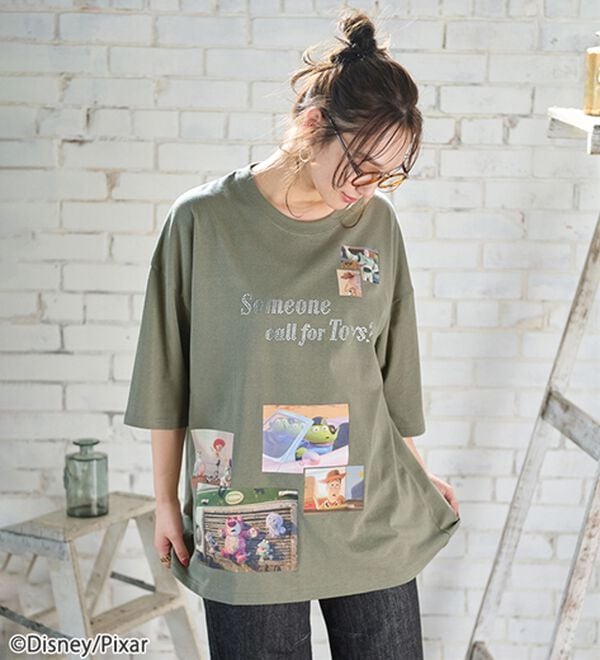 BELLUNA（ベルーナ）の「＜Ｄｉｓｎｅｙ＞ディズニー映画ＰＨＯＴＯ風Ｔシャツ（チュニック）」｜オリーブ(トイストーリー)