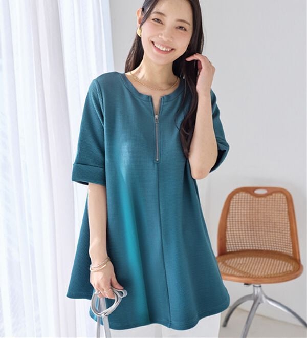 Viola e Viola（ヴィオラ エ ヴィオラ）の「ひんやり＆シワになりにくい　エンボス素材Ａラインチュニック（チュニック）」｜ブルーグリーン