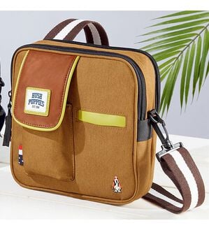 「＜ハッシュパピー＞配色お洒落なスクエアーバッグ（メンズショルダーバッグ）」｜キャメル