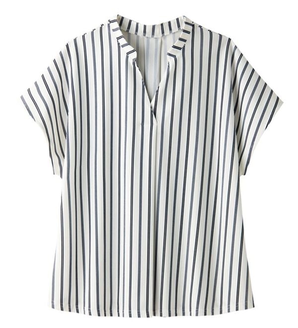 alotta（アロッタ）の「【４つの機能付】ひんやりスキッパーＴシャツブラウス（ブラウス）」｜ホワイト系ストライプ