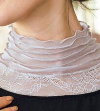 BELLUNA（ベルーナ）の「首元シルクのレースネックカバー（ストール・スカーフ・マフラー）」