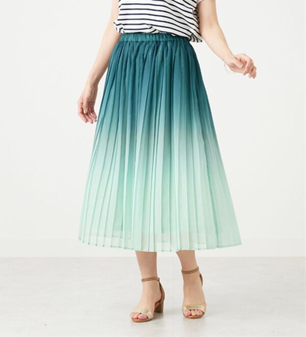 BELLUNA（ベルーナ）の「プリーツデザイングラデーションスカート（ロングスカート）」｜グリーン系