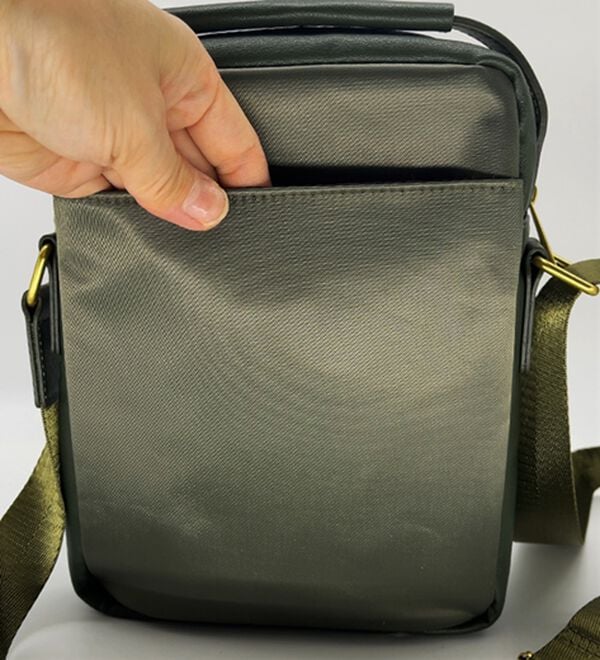 「＜ビバリーヒルズ・ポロクラブ＞縦型ショルダーバッグ（メンズショルダーバッグ）」｜詳細画像