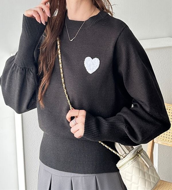 GeeRA（ジーラ）の「ハート刺繍ボリューム袖ニット（ニット・セーター）」｜ブラック