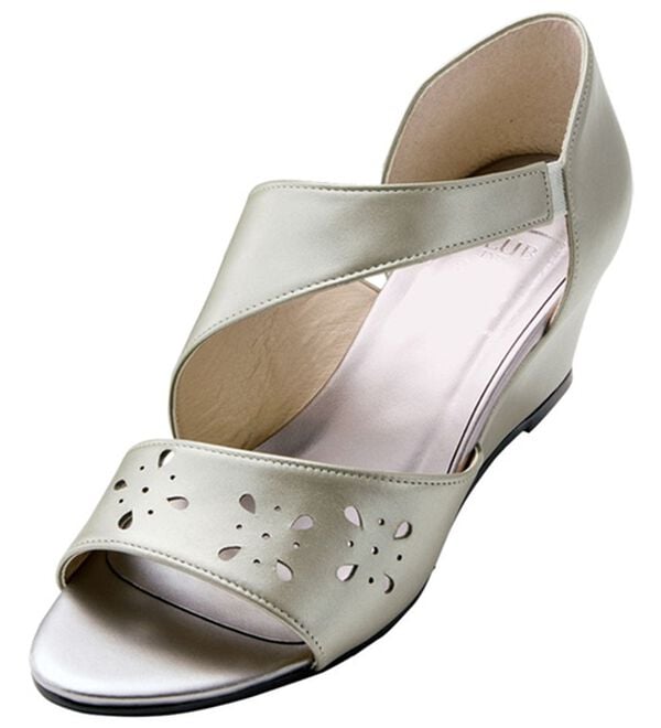 BELLUNA（ベルーナ）の「日本製牛革エレガントパンプス（パンプス）」｜シャンパン