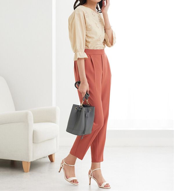 BELLUNA（ベルーナ）の「【店舗・ネット限定】モチーフレース使い袖ギャザーブラウス（ブラウス）」｜詳細画像