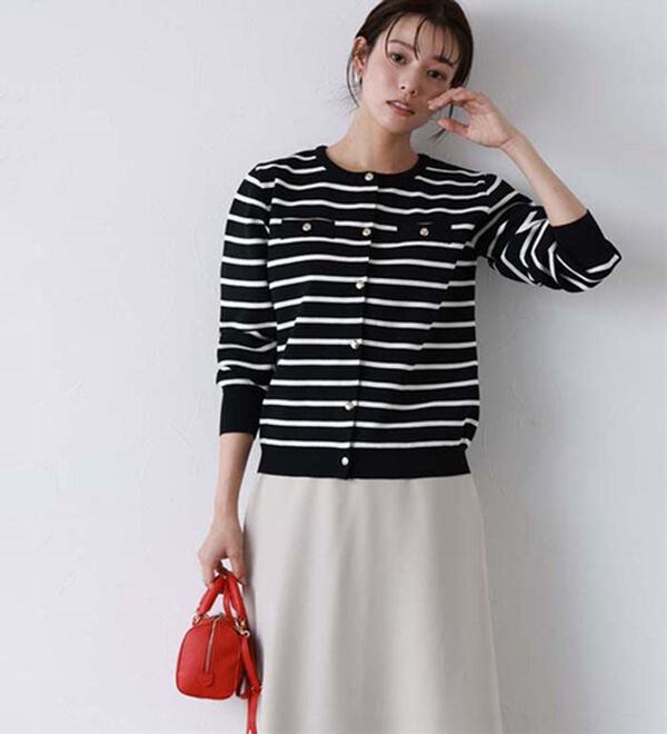 Pierrot（ピエロ）の「上品見えスポンジニットゴールドボタンカーディガン（ニットカーディガン）」｜詳細画像