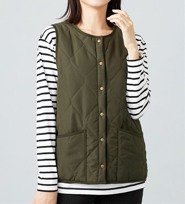 BELLUNA（ベルーナ）の「【洗える！】裏ファー素材中わたキルトベスト（ベスト）」｜カーキ