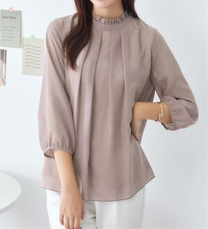 Viola e Viola（ヴィオラ エ ヴィオラ）の「フリル衿シフォンタックブラウス（ブラウス）」｜モーブグレー